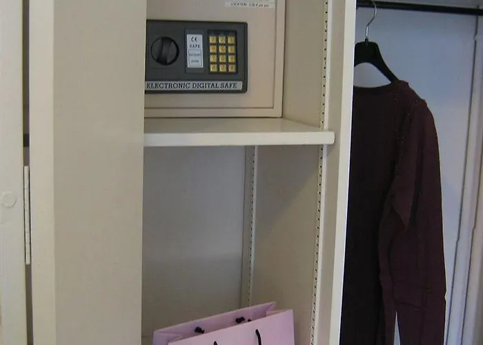 Отель Prado Avec Parking - Proche Zenith 3*