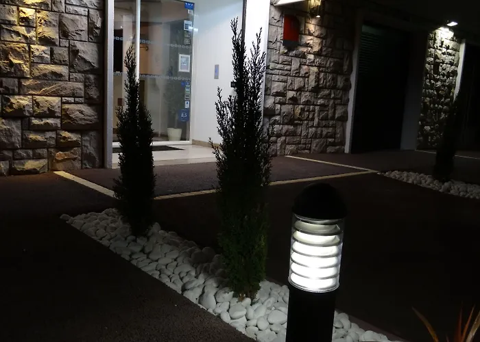 Отель Prado Avec Parking - Proche Zenith 3*