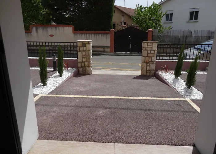 Отель Prado Avec Parking - Proche Zenith 3*